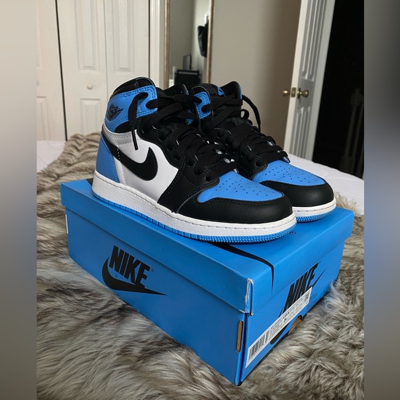 Air Jordan 1 Retro High OG UNC Toe (GS) - FD1437 - 400 - US - Picture 2 of 16